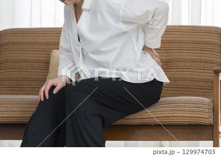 シニア女性の腰の痛み シニア女性の腰の痛み 129974703