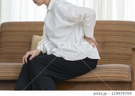 シニア女性の腰の痛み シニア女性の腰の痛み 129974704