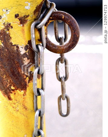 駐車場の錆びた鎖 駐車場の錆びた鎖 129974713