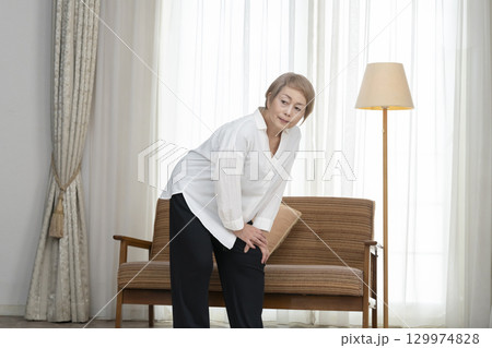 シニア女性の膝の痛み 129974828