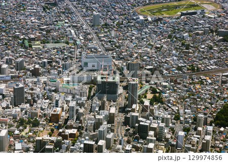 京浜東北線の浦和駅付近の街並みを空撮 京浜東北線の浦和駅付近の街並みを空撮 129974856