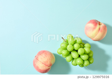 シャインマスカットと桃 シャインマスカットと桃 129975016