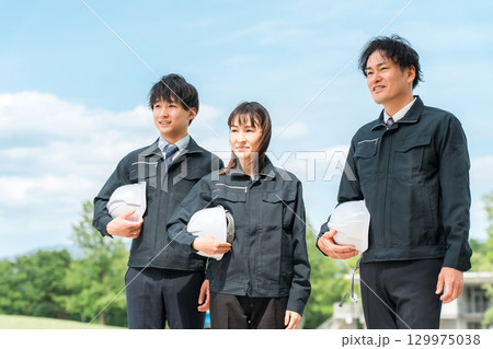 作業着姿の男女の作業員(造園業・土木業・公務員・建設業) 作業着姿の男女の作業員(造園業・土木業・公務員・建設業) 129975038