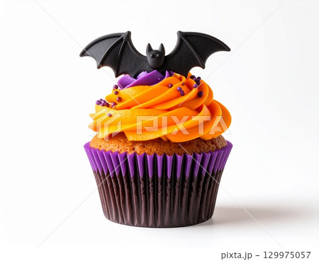 ミニマルなハロウィンカップケーキ（コウモリの飾り） 129975057