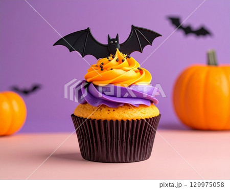 ミニマルなハロウィンカップケーキ（コウモリの飾り） 129975058