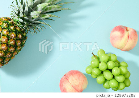 パイナップル 桃 シャインマスカット パイナップル 桃 シャインマスカット 129975208
