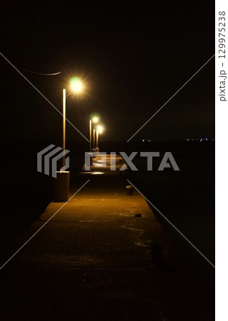 房総半島の夜景　岡本桟橋 129975238