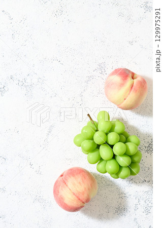シャインマスカットと桃 129975291
