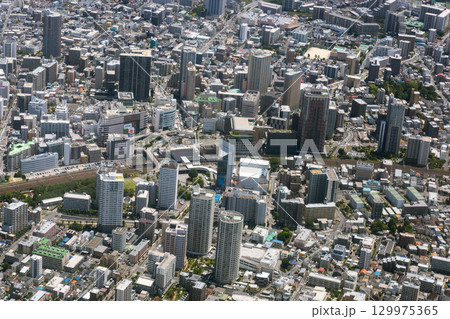 京浜東北線の川口駅付近の街並みを空撮 129975365