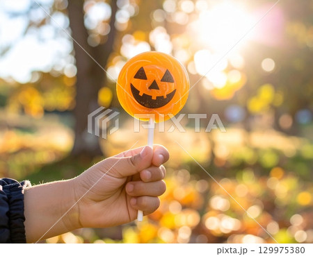 ハロウィンキャンディを持つ手 129975380
