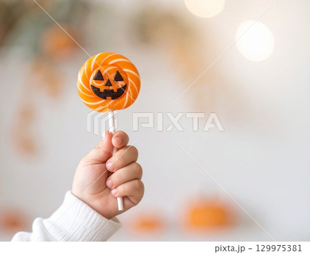 ハロウィンキャンディを持つ手 129975381