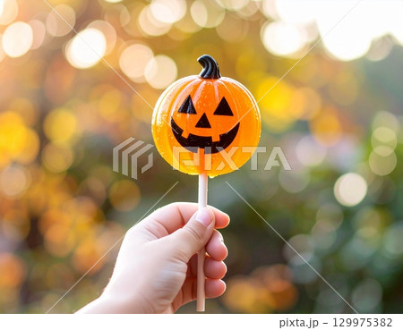 ハロウィンキャンディを持つ手 129975382