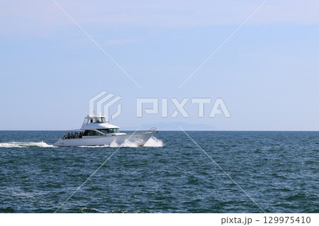 海と船 129975410