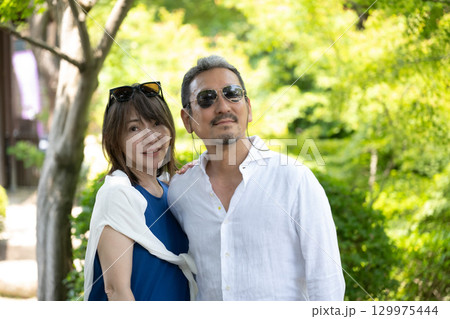 半六庭園（旧中埜半六邸庭園）を散策するカップル　愛知県半田市 129975444