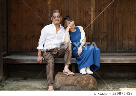 半六庭園（旧中埜半六邸庭園）を散策するカップル　愛知県半田市 129975458