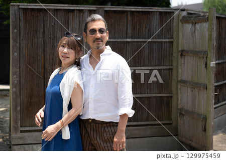 半六庭園(旧中埜半六邸庭園)を散策するカップル 愛知県半田市 半六庭園(旧中埜半六邸庭園)を散策するカップル 愛知県半田市 129975459