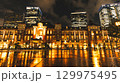 夜に輝く夜のオフィス街 129975495