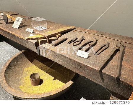 日本の眼鏡を作る機械 129975570