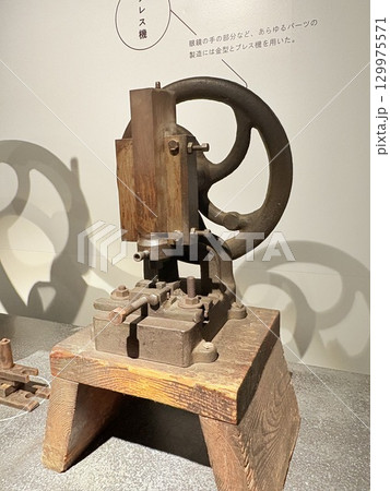日本の眼鏡を作る機械 129975571