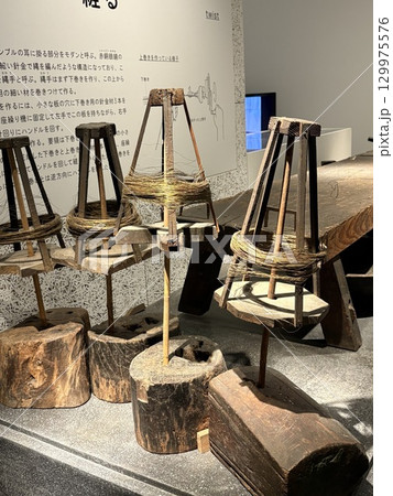 日本の眼鏡を作る機械 129975576