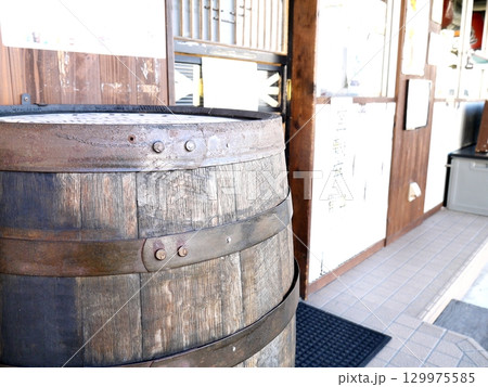 居酒屋の前の樽 居酒屋の前の樽 129975585