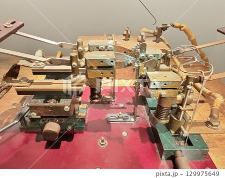 めがね作成のための機械 めがね作成のための機械 129975649