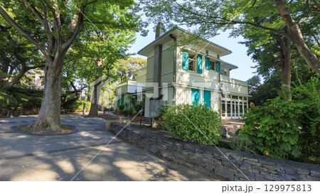 緑に囲まれた山手西洋館エリスマン邸 129975813