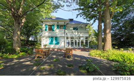 緑に囲まれた山手西洋館エリスマン邸 129975816
