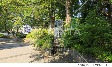 緑に囲まれた山手西洋館エリスマン邸 129975818