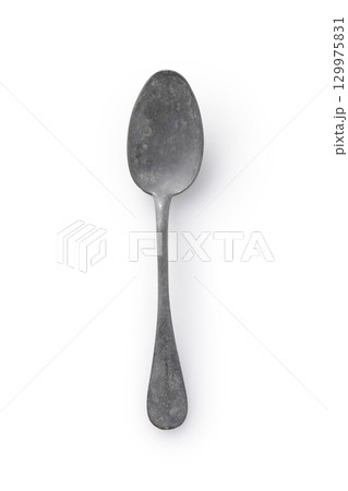 白背景に置いたアンティークスプーン 129975831