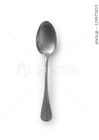 白背景に置いたアンティークスプーン 白背景に置いたアンティークスプーン 129975833