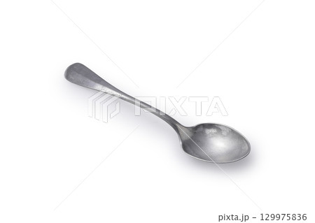 白背景に置いたアンティークスプーン 129975836