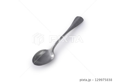 白背景に置いたアンティークスプーン 129975838