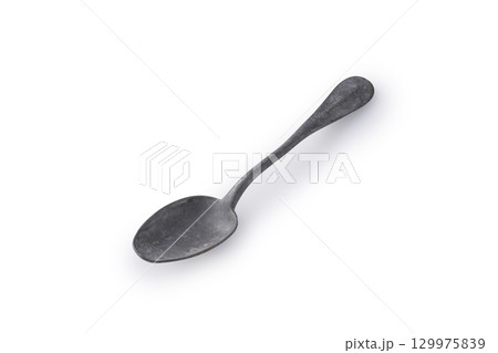 白背景に置いたアンティークスプーン 129975839