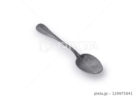 白背景に置いたアンティークスプーン 129975841