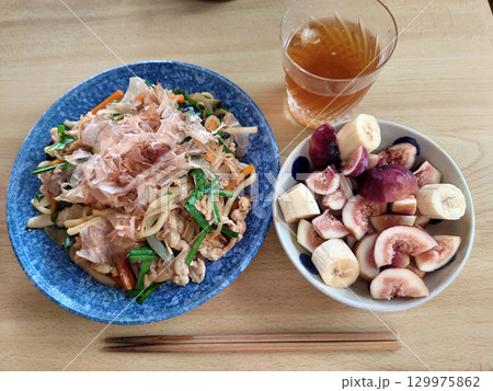 Yakiudon，fried Udon noodles 焼きうどんの一例，夏のデザート付きのセット 129975862
