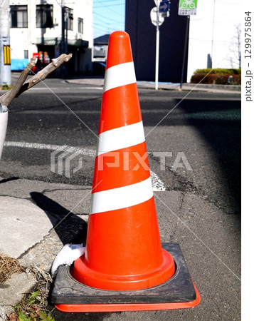 道路に設置された三角コーン 129975864