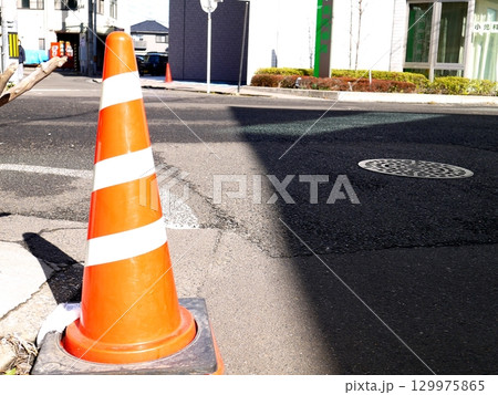 道路に設置された三角コーン 129975865