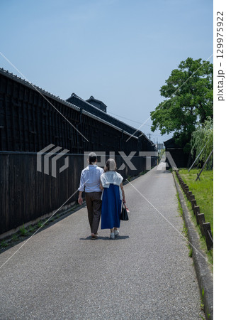 半田運河沿いを散策するカップル　愛知県半田市 129975922