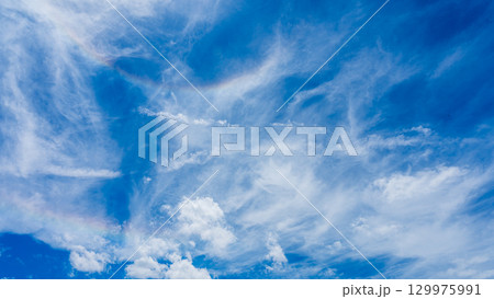 二重のハロ現象と、二層になって流れるたくさんの白い雲 二重のハロ現象と、二層になって流れるたくさんの白い雲 129975991