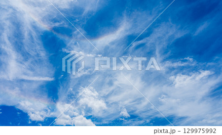 二重のハロ現象と、二層になって流れるたくさんの白い雲 129975992