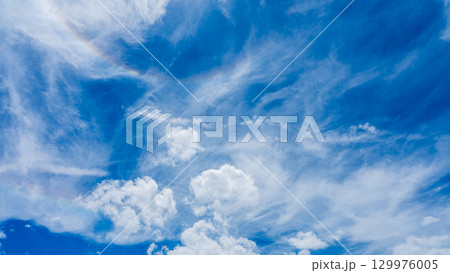 二重のハロ現象と、二層になって流れるたくさんの白い雲 129976005