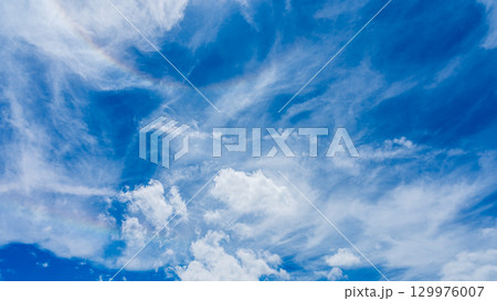 二重のハロ現象と、二層になって流れるたくさんの白い雲 129976007