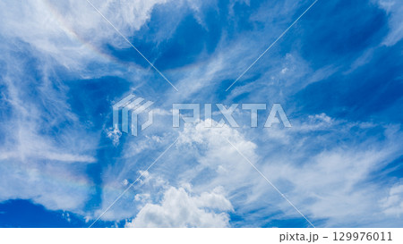 二重のハロ現象と、二層になって流れるたくさんの白い雲 二重のハロ現象と、二層になって流れるたくさんの白い雲 129976011