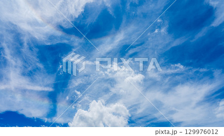 二重のハロ現象と、二層になって流れるたくさんの白い雲 129976012