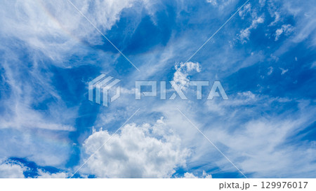 二重のハロ現象と、二層になって流れるたくさんの白い雲 129976017