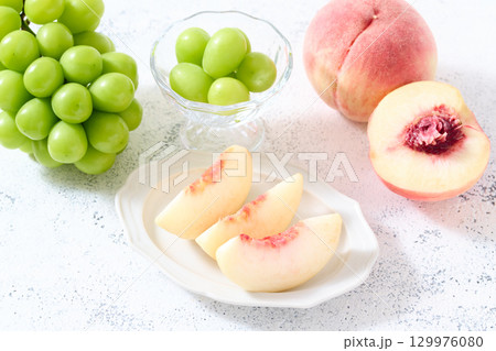 シャインマスカットと桃 129976080