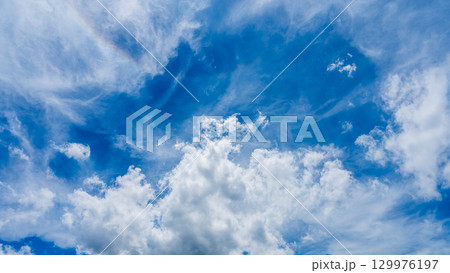 太陽のハロ現象と、二層になって流れるたくさんの白い雲 太陽のハロ現象と、二層になって流れるたくさんの白い雲 129976197