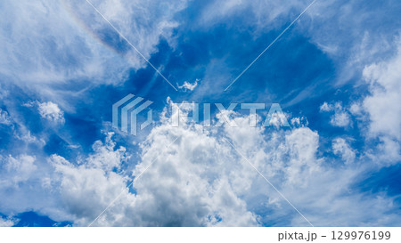 太陽のハロ現象と、二層になって流れるたくさんの白い雲 太陽のハロ現象と、二層になって流れるたくさんの白い雲 129976199