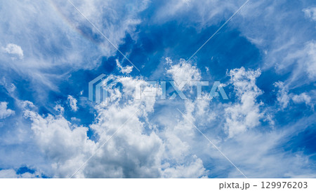 太陽のハロ現象と、二層になって流れるたくさんの白い雲 太陽のハロ現象と、二層になって流れるたくさんの白い雲 129976203